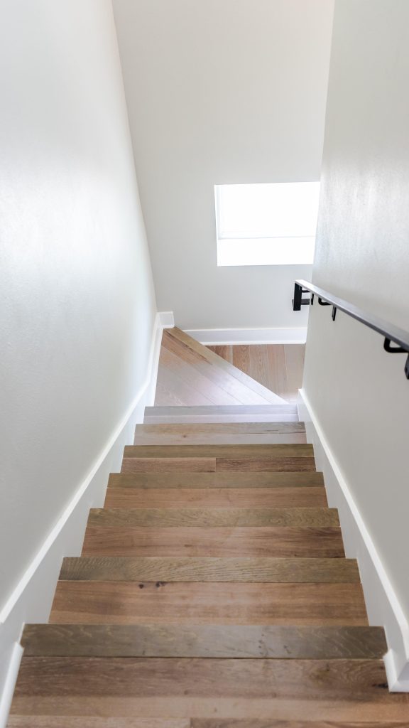 Gerenoveerde trap met moderne afwerking - traprenovatie voorbeeld met professioneel design