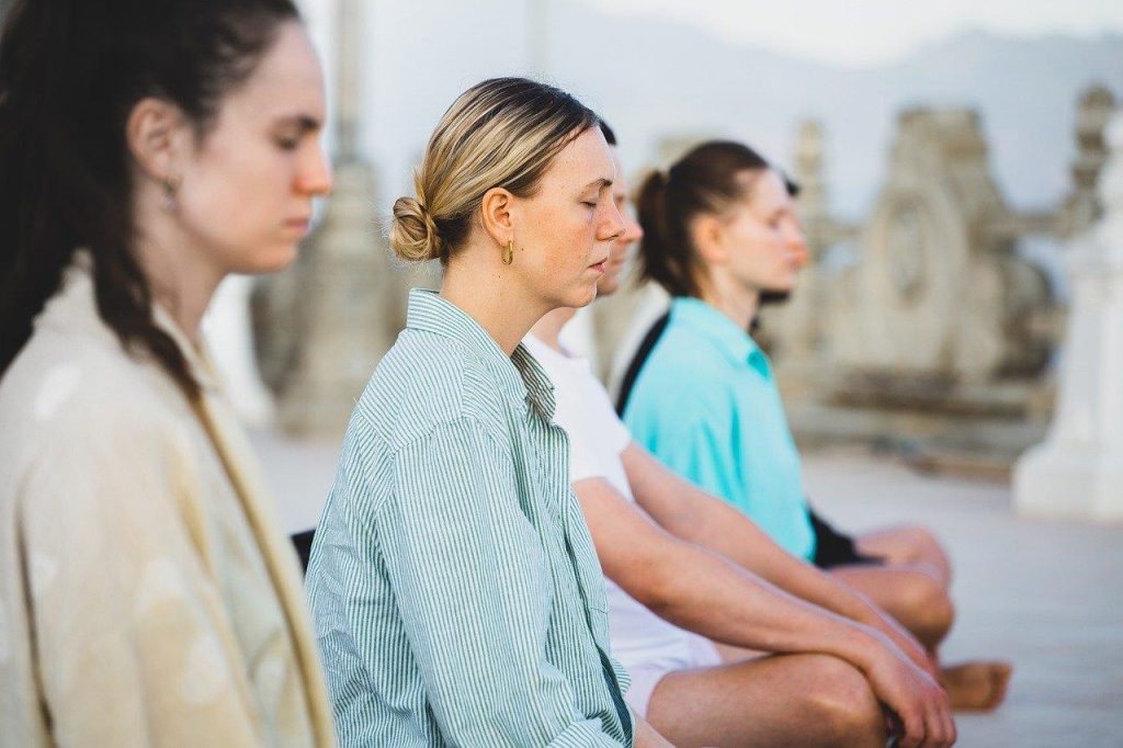 Powerwoman volgt actieve en gezonde levensstijl met trainingen, gezonde voeding en welzijnsactiviteiten