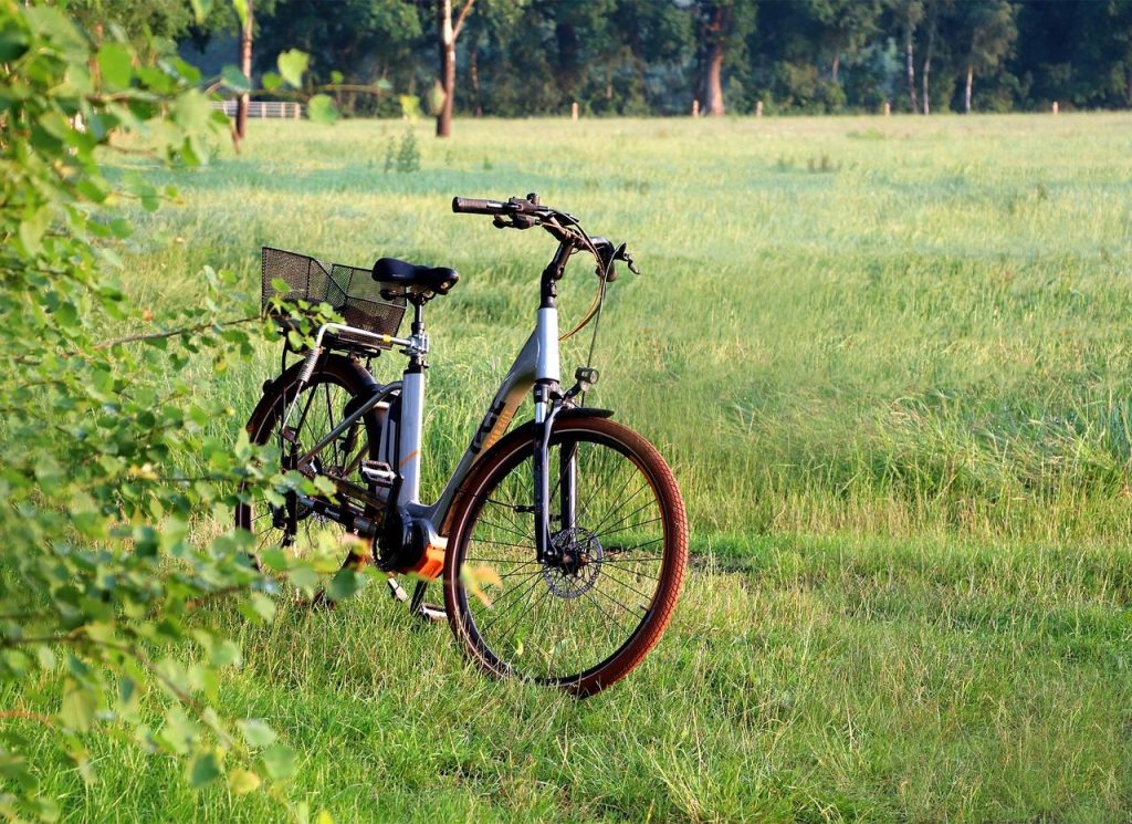 Tweedehands elektrische fiets klaar voor gebruik met moderne motor en batterij in Apeldoorn