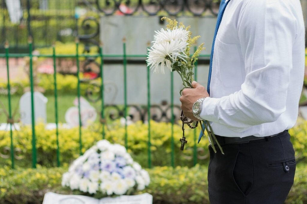 Een afscheid met aandacht en overzicht: emotioneel moment met familie tijdens een crematieplechtigheid met bloemen en herinne