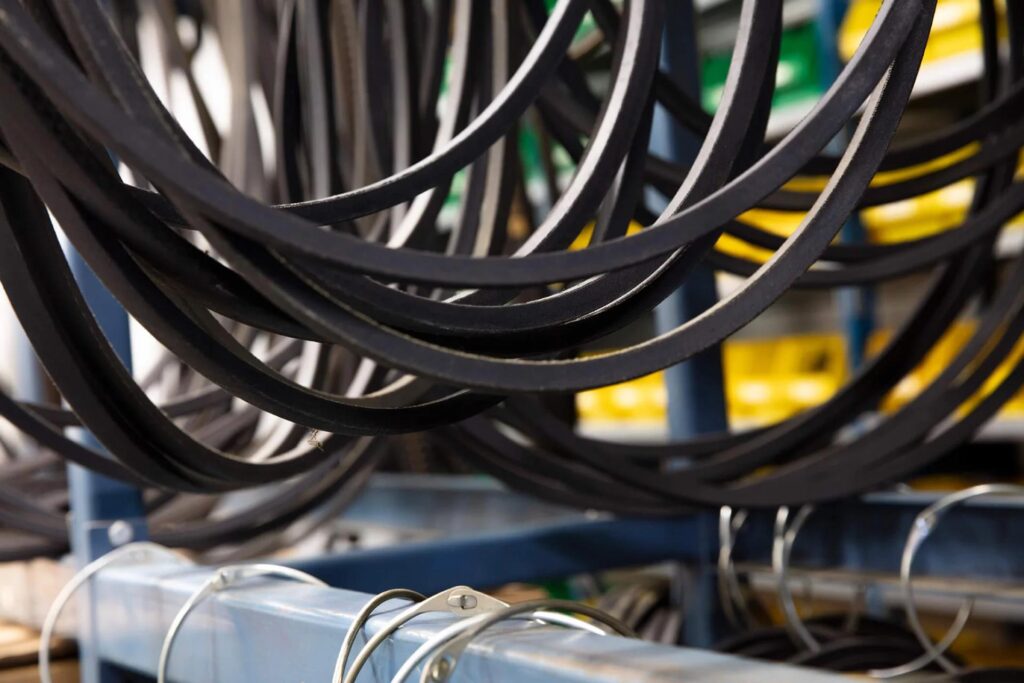 Leverancier in transportwielen biedt technisch advies voor het kiezen van geschikte wielen op basis van belasting en werkomge
